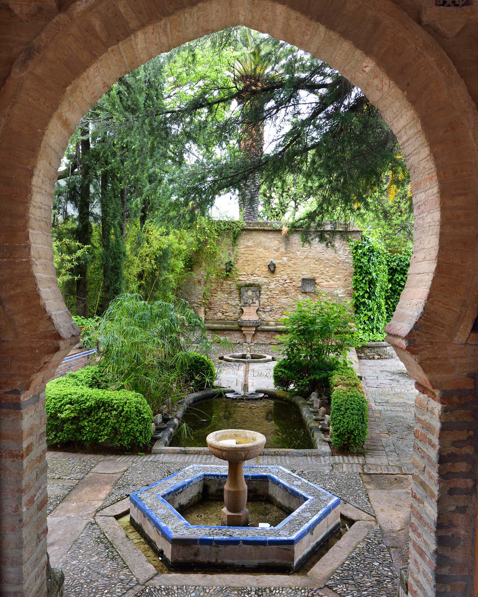 Garten mit Wasser gestalten ­ Spanischer Gartenstil dominic